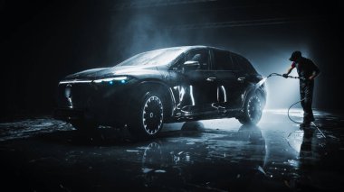 Bir Üretim Hattı 'ndan Yepyeni Elektrikli Araç Su Yüksek Basınçlı Temizleyici ile Temizleniyor. Detaylı Oto Yıkamada Fabrika Taze SUV