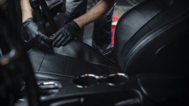 Profesyonel Araba Temizleme ve Detaylı Temizleme Şirketi Modern Sportscar 'da Ekolojik Deforme Siyah Deri Temizleme