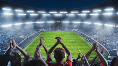 Futbol Şampiyonası Maçı sırasında Büyük Stadyum 'da taraftarlar için yüksek açılı tezahürat. Takımlar oynar, Taraftarlar Grubu Zaferi Kutlar. Futbol mu?