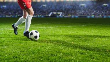 Ulusal Arena 'da oynanan Uluslararası Futbol Şampiyonası sırasında top süren profesyonel futbolcunun bacaklarına yakın çekim. Koşan Atletizm
