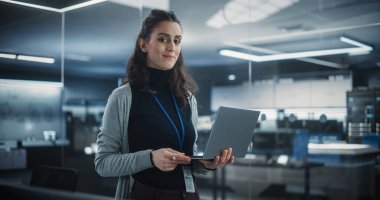 Gülümseyen bir kadının portresi, dizüstü bilgisayar kullanmak, kameraya bakmak ve gülümsemek. Güçlendirilmiş Bilgi Teknolojisi Uzmanı, Yazılım