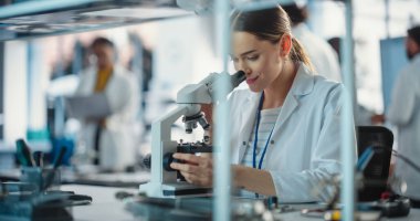 Bir girişim laboratuvarında çalışan çeşitli genç mühendisler grubu. Proje Yöneticileri, Dişi Uzman Olarak Dizüstü bilgisayar İmalatını Tartışıyor