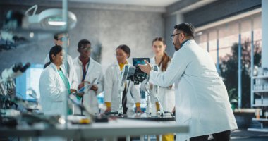 Çeşitli Erkek ve Kadın Takımları Teknolojik Başlangıç Laboratuvarında Fikirleri Tartışıyor. Uluslararası Öğrenciler Grubu Robot Bilimleri Profesörlerini Dinliyor