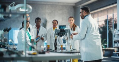 Çeşitli Erkek ve Kadın Takımları Teknolojik Başlangıç Laboratuvarında Fikirleri Tartışıyor. Uluslararası Öğrenciler Grubu Robot Bilimleri Profesörü Dinlerken