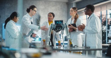 Modern Factory Development Workshop 'ta AI Robot Dog' u tartışan Profesyonel Uluslararası Kadın ve Erkek Mühendisler Takımı. Bununla Teknoloji Tesisi