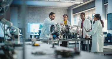 Genç Siyah Mühendis Ekibine Önderlik Ediyor, Analiz Ediyor ve Bir Turbofan Motorunun Nasıl Çalıştığını Araştırıyor. Çeşitli Bilimadamları Geliştiriyor