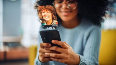 Artırılmış Gerçeklik Randevu Kavramı: Güzel LGBT Siyah Kız Sosyal Medya Randevu Uygulaması İçin Akıllı Telefon Kullanıyor. Aşkı Arayan Brezilyalı Kadın