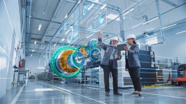 Fabrika Dijitalizasyonu: İki Endüstriyel Mühendis Bir Tablet Bilgisayar Kullanıyor, Temiz Yeşil Enerji Motorunun 3D Modelini Görselleştir. Endüstri 4 Yüksek Teknoloji