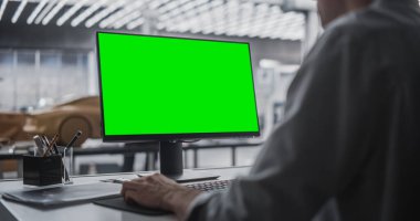 Otomotiv Tasarımcısı Yeşil Ekran Model Görünümü olan bir Masaüstü Bilgisayarı üzerinde çalışıyor. Dijital Sanatçı Bir Stüdyoda Konsept Araç Oluşturuyor. Modelleyici