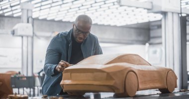 Genç Otomotiv Sanatçısı 'nın En Son Fikir Araba Yaratımında Son Vuruşlarını Yapıyor. Afrikalı Tasarımcı bir prototip üzerinde çalışıyor,