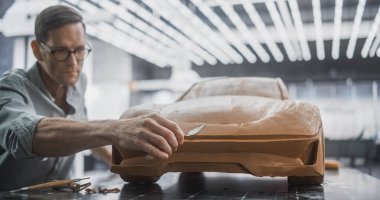 Bir Otomotiv Sanatçısı 'nın En Son Fikir Araba Yaratımında Son Vuruşlarını Yaparken Portresi. Tasarımcı yeni bir prototip üzerinde çalışıyor, Endüstriyel Heykel