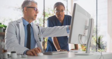 Doktorların Ofisi: Uzman Baş Hemşire ile Doktorların Görüşmeleri, Bilgisayar Kullanımı. Afrikalı Sağlık Uzmanı Test Sonuçlarını Tartışıyor