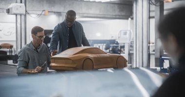 Kadın, Dijital Tablet 'e Araç Çizimi Yapıyor. Çağdaş bir modelin 3D Polimer Modeli Oluşturulmasında Aerodinamik Mühendisine Danışmanlık