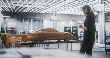 Genç Otomotiv Sanatçısı 'nın En Son Fikir Oto Yaratımı Üzerine Son Vuruşlarını Yapıyor. Kadın Tasarımcı Prototip ve Heykel üzerinde çalışıyor