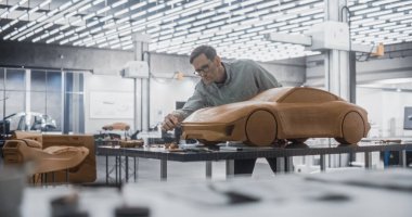 Otomotiv Sanatçısı Son Kavramsal Araba Yaratımında Son Vuruşlar Yapıyor. Tasarımcı yeni bir prototip üzerinde çalışıyor, Endüstriyel Plastik Kil Heykeli