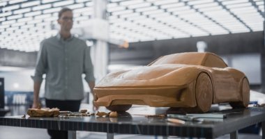 Araba Modelleri, Plastik Modelleme Clay 'den yapılmış bir konsept araba üzerinde çalışmak için Yaratıcı İş yerine giriyor. Yakışıklı Tasarımcı Farklı Araçlar Kullanıyor