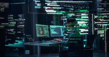 İzleme Kontrol Odasında Çalışan Kadın Programcı, Programlama Dili Kodunun Çizgilerini Gösteren Büyük Ekranlarla çevrili. Kadın Portresi