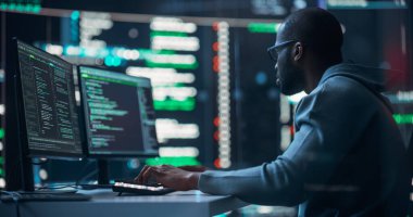 Siyah Erkek Programcı İzleme Odasında Çalışıyor, Büyük Ekranlarla çevrili Programlama Dili Kodunun Çizgileri. Bir İnsan Portresi Oluşturma