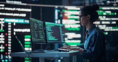Bilgisayarda Düşünen ve Yazan Kadın Geliştirici, Büyük Ekran Kodlama Dili Gösteriyor. Ofiste Çalışan Profesyonel Programcı