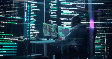 Siyah Erkek Geliştirici Bilgisayarda Düşünüyor ve Yazıyor, Büyük Ekran Kodlama Dili Gösteriyor. Profesyonel Programcı Yazılım Oluşturuyor