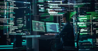 Bir İzleme Kontrol Odasında Çalışan Odaklanmış Kadın Programcı, Programlama Dili Kodunun Çizgilerini Gösteren Büyük Ekranlarla çevrili. & Portre