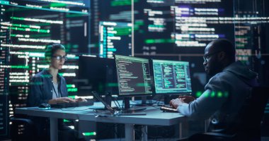 Bilgisayarlar üzerinde çalışan iki farklı geliştiricinin portresi, onları çevreleyen büyük ekranlarda görünen kod satırları. Erkek ve Kadın Programcılar