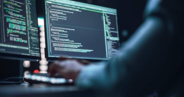 Karanlık Ağ Güvenlik Ofisinde Siyah Erkek Eller Masaüstü Bilgisayar Klavyesinde Yazıyor. Profesyonel Programcı Yazma Kodu