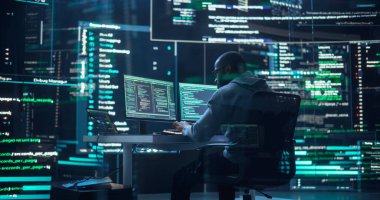 Siyah Erkek Geliştirici Bilgisayar 'da Yazıyor, Çevrelenmiş Şeffaf Ekranlar Kod Satırları Gösteriyor. Profesyonel Programcı Yazılım Oluşturuyor, Çalışıyor