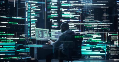 Siyah Erkek Geliştirici Bilgisayarda Düşünüyor ve Yazıyor, Büyük Ekran Kodlama Dili Gösteriyor. Profesyonel Programcı Yazılım Oluşturuyor