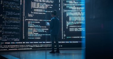 Dizüstü bilgisayarda çalışan genç kadının portresi, arka uç kod satırlarını gösteren büyük dijital ekrana bakıyor. Profesyonel Programcı Bir Geliştirme