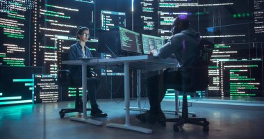 Masaüstü Bilgisayarlarında Çalışan Çeşitli Genç Adam ve Kadın, Çevrelenmiş Büyük Ekranlar Kod Satırlarını Gösteriyor. Profesyonel Bilgisayar Mühendisleri Geliştiriyor