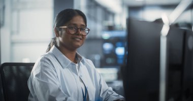 Güzel Gülümseyen Bilişim Uzmanının Portresi Veri Bilimi Laboratuvarında Kamera Pozisyonu. Genç Hintli Kadın Kameraya Bakıyor. Başarılı Kadın