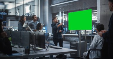 Çok Irklı Yazılım Geliştirme Grubu, Yeşil Ekran Moda Gösterisiyle Konferans Odasında Toplantı Yapıyor. Hintli Uzmanlar Yeni Beyin Fırtınası