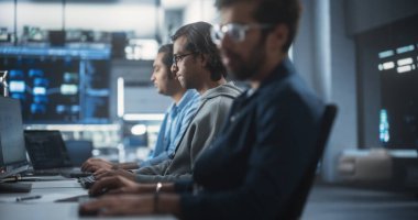 Bilgisayar üzerine çalışan Tutkulu Genç Uzman Yenilikçi Teknolojik İnternet Ürünleri Fırlatması için bir yazılım programlıyor. Çeşitli Hint Takımı