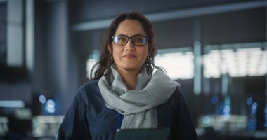 Tablet Bilgisayar kullanan Mutlu Gülümseyen Kadın Portresi, Kameraya Bakmak ve Gülümsemek. Güçlendirilmiş Bilgi Teknolojisi Uzmanı, Yazılım