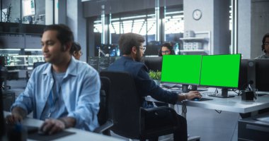 Yetenekli Genç Hintli Profesyoneller Ekibi Teknolojik Araştırma ve Geliştirme Ajansı 'nda çalışıyor. Yeşil Ekran Modifiye Edilmiş Bilgisayar Ekranları