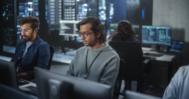 Teknolojik bir ofis ortamında Masaüstü Bilgisayarı 'nda çalışan yakışıklı bir Hintli mühendisin portresi. Araştırma ve Geliştirme Bölümü Yazma