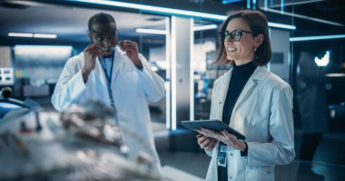 Çok ırklı Endüstriyel Mühendisler Ekibi Yenilikçi Türbin Motorlu Masa etrafında toplandı. Bilim adamları araştırmak için Tablet Bilgisayar kullanıyor