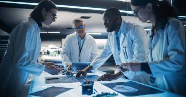 Endüstriyel Robot Uzmanlarından oluşan Çeşitli Ekip Gelişmiş Araştırma Tesisinde Yenilikçi Protez Eller üzerinde çalışıyor. Genç Mühendisler