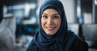 Hijab 'da, Kameraya Bakan ve Gülümseyen Genç Güçlü Bir Arap Kadının Portresi. Orta Doğu İşletme ve Bilgi Teknolojisi Uzmanı