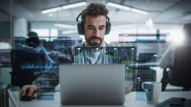 Yatırım İdaresi 'nde çalışan genç Hispanik Borsacı. Latin Uzman Siparişleri Aldı ve Sattı. VFX Hologramı Görselleştirme Stoğunu Düzenle