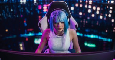 Güzel Cosplay Girl Sohbetleri Bilgisayarda Arkadaşlarla Çevrelenmiş Siberpunk Tarzı Arkaplanı. İnternet Akımı, Video Oyunu Konsepti