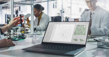 Teknoloji Programlı Laptop Bilgisayar Bilim Sınıfı Laboratuvarında Bir Masanın Üzerinde Duruyor. Çeşitli Öğrenciler Lehim Elektronik Uygulaması