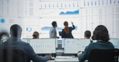 Geniş açıda çeşitli erkek ve kadın risk yöneticilerinin görüntüsü. Dijital ekrandaki verileri analiz ediyorlar. Çok ırklı Çalışanlar Üzerinde Çalışıyor