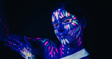Neon Boya ile Kaplanmış Yaratıcı Genç Kadın Soyut Sanat Arkaplanlı Bir Stüdyoda Modern Dans Koreografisi Gösteriyor. Güzel Çağdaş