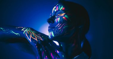 Yetenekli Bir Kadın Sanatçının Portresi Zarif Hareketler Gösteriyor ve Karanlık Stüdyoda Yenilikçi Modern Dans Gösterisiyle İfade Ediyor