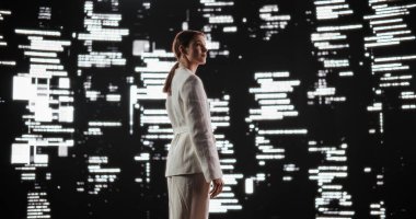 Siberalem 'de Güzellik Görüntüleri: Kendine güvenen, Tarafına Bakan, Soyut Karanlık Stüdyonun Önünde Duran Genç Kadın Pozisyonları