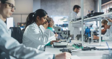 Modern Yüksek Teknoloji Laboratuvarı 'nda staj yapan çok ırklı genç bilim adamlarından oluşan çeşitli bir ekip. Gelişmiş Laboratuvarda Bilimle Çalışan Öğrenciler