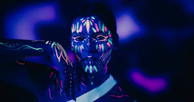 Parlayan Vücut Sanatı ve Beyaz Giysileri ile Genç Dansçı Çağdaş Dans Solo Rutini ile Sihir Yarattı. Koreograf Modern Dans Ediyor