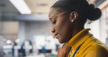 Genç Afro-Amerikan Kadın Öğrenci Modern Okul 'da Çok Irklı Sınıflar Arasında Öğrencilik Yapıyor. Parlak Kolej Bilginleri Üniversitede Çalışıyor